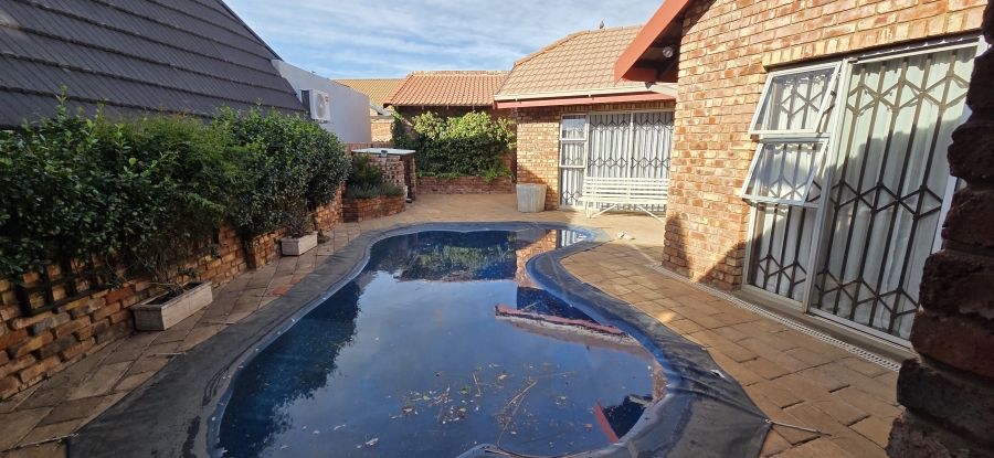 3 Bedroom Property for Sale in Roylglen Gardens Northern Cape